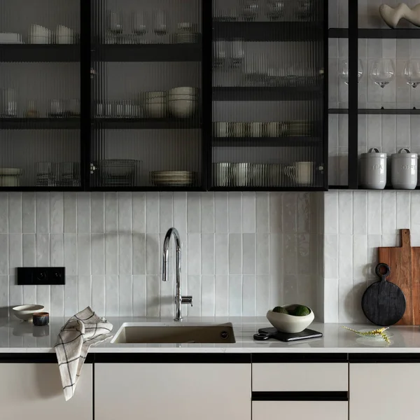 Moderne Komposition Von Essbereich Mit Design Kücheninsel Modernen Möbeln Küchenutensilien — Stockfoto