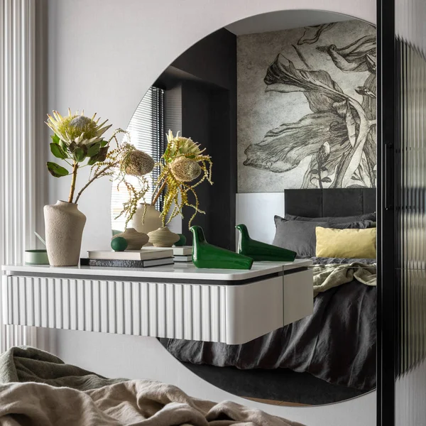 Inredning Harmoniserat Sovrum Med Vacker Spegel Hylla Modern Säng Blommor — Stockfoto