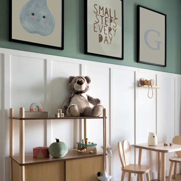 Moda Çocuk Odasının Tasarımı Poster Çerçevesi Yeşil Duvar Ahşap Konsol — Stok fotoğraf