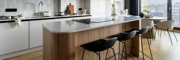 Composição Moderna Interior Cozinha Com Ilha Cozinha Elegantes Chocadores Pretos — Fotografia de Stock