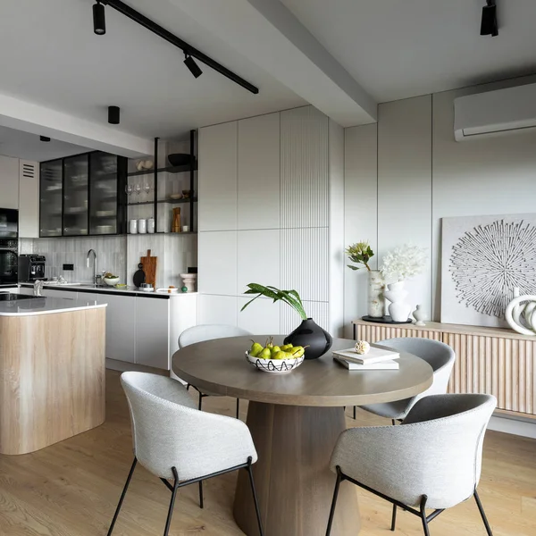 Desain Kontemporer Interior Ruang Makan Dengan Meja Bundar Kursi Abu — Stok Foto