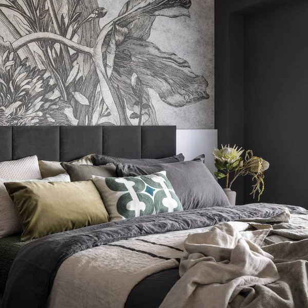 Innenarchitektur Des Harmonischen Schlafzimmers Mit Schönen Tapeten Modernem Bett Blumen — Stockfoto