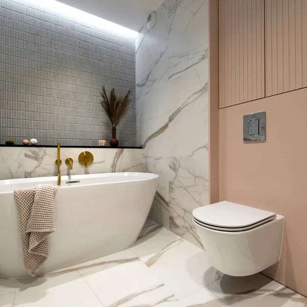 Modern Bathroom Interior Design Marble Floor Bathtub Towels Dried Flowers — Stock Photo, Image