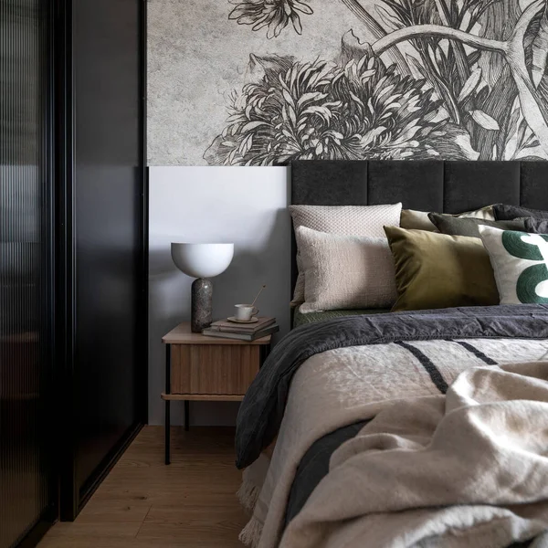 Innenarchitektur Des Harmonischen Schlafzimmers Mit Schönen Tapeten Modernem Bett Marmorlampe — Stockfoto