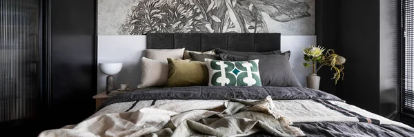 Uyumlu Yatak Odasının Tasarımı Güzel Duvar Kâğıdı Modern Yatak Vazoda — Stok fotoğraf