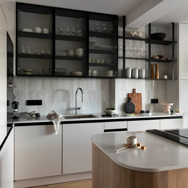 Design Interiores Espaço Cozinha Moderna Com Armários Cinza Torneira Prata — Fotografia de Stock