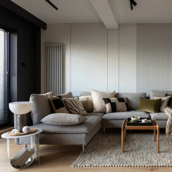 Composição Criativa Interior Sala Estar Com Sofá Cinza Design Mesa — Fotografia de Stock