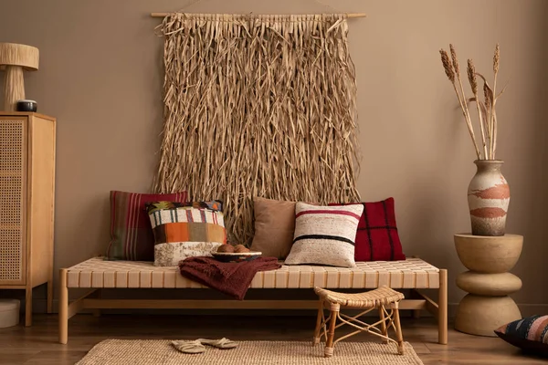 Composição Criativa Interior Sala Estar Etno Com Sofá Travesseiros Coloridos — Fotografia de Stock