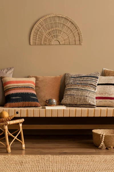 Ästhetische Zusammensetzung Der Wohnzimmereinrichtung Mit Gemusterten Kissen Couch Holzboden Wandschmuck — Stockfoto
