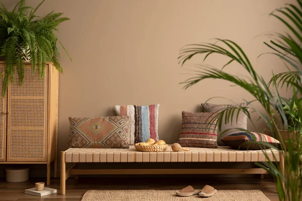 Komposisi Etno Interior Ruang Tamu Dengan Sofa Bantal Bermotif Trotoar — Stok Foto