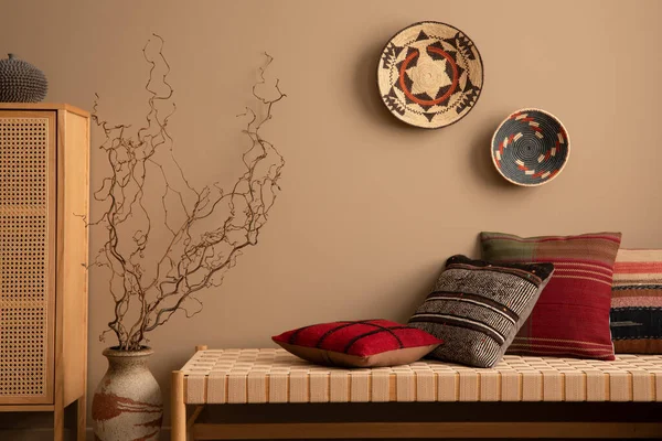 Kreative Komposition Von Ethno Wohnzimmereinrichtung Mit Sofa Gemusterten Kissen Rattan — Stockfoto