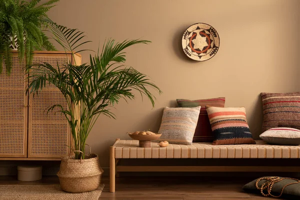 Warmes Und Gemütliches Ethno Wohnzimmer Mit Sofa Gemusterten Kissen Pflanzen — Stockfoto