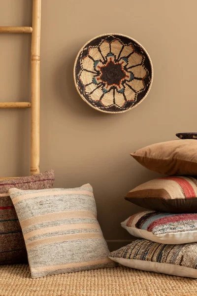 Composição Minimalista Etno Sala Estar Interior Com Padrão Travesseiros Coloridos — Fotografia de Stock