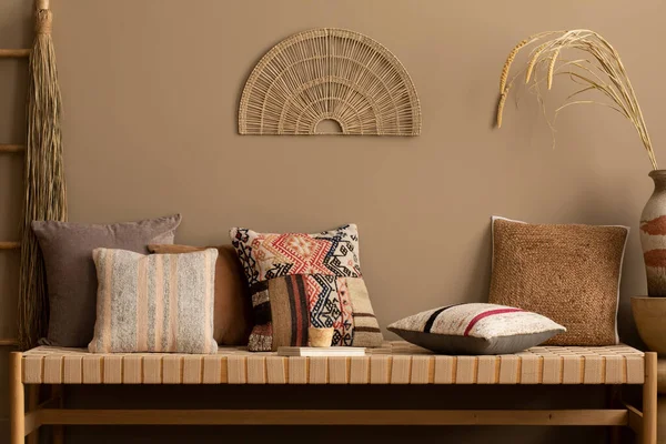 カップ はしご 編組バスケットや個人的なアクセサリーに模様の枕 ソファ 装飾付きのリビングルームのインテリアの審美的な組成 家の装飾だ テンプレート — ストック写真
