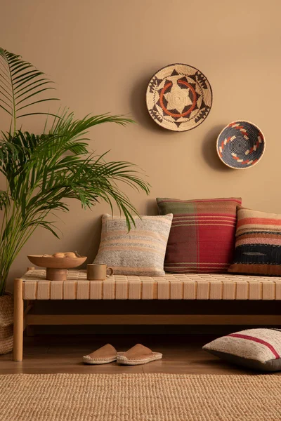 Warmes Und Gemütliches Ethno Wohnzimmer Mit Sofa Gemusterten Kissen Pflanzen — Stockfoto