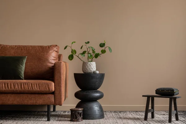 コピースペース 茶色のソファ 木製コーヒーテーブル 植物の花のポット 黒いスツール グレーの枕 パターン化されたラグと個人的なアクセサリーとリビングルームのインテリアデザイン 家の装飾だ テンプレート — ストック写真