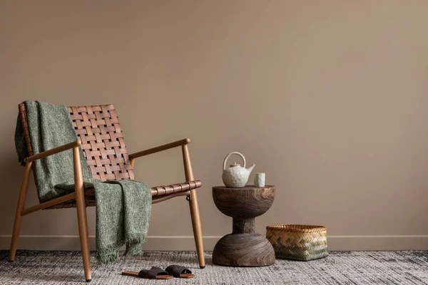 客厅室内装饰美观 有仿制空间 时髦扶手椅 绿色格子布 木制咖啡桌 米色水壶 篮子和个人配饰 家居装饰 — 图库照片