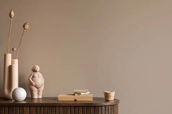客厅内部的简约构图 有复制空间 有干花的花瓶 木制餐具柜 女雕塑品 白色球 棕色墙壁和个人配饰 家居装饰 — 图库照片