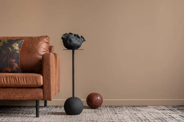 コピースペース 茶色のソファ ブラックコーヒーテーブル パターン化された枕 グレーのラグ 茶色のボールと個人的なアクセサリーとリビングルームのインテリアデザイン 家の装飾だ テンプレート — ストック写真