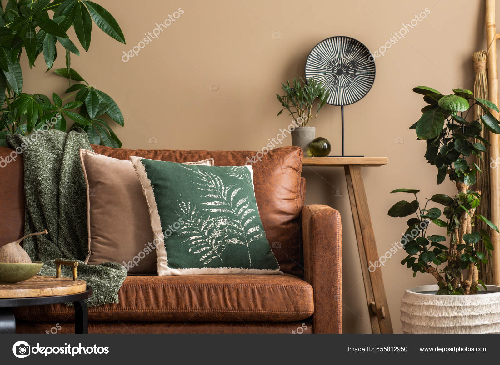 Kreativ Sammensætning Stuen Interiør Med Brun Sofa Farverige Puder Planter  — Stock-foto © Followtheflow #655812950