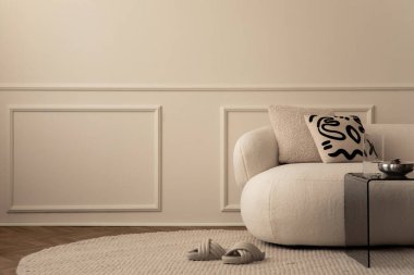 İçi fotokopi alanı, beyaz kanepe, terlik, desenli yastık, cam sehpa, yuvarlak halı, bej duvar ve kişisel aksesuarlarla dolu ev dekorasyonu.