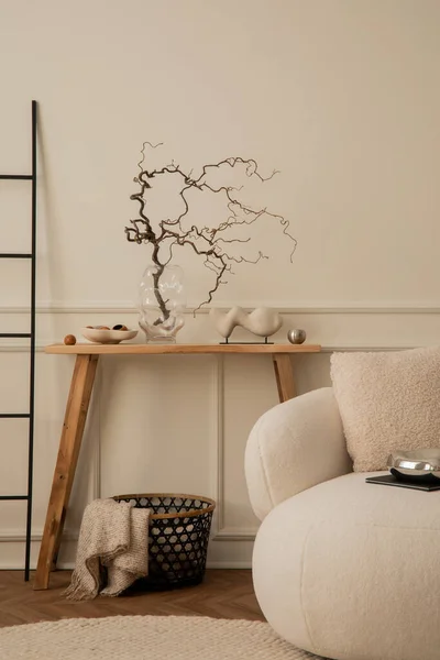 Kreatywna Kompozycja Wnętrza Salonu Drewnianą Ławką Białą Sofą Szklanym Wazonem — Zdjęcie stockowe