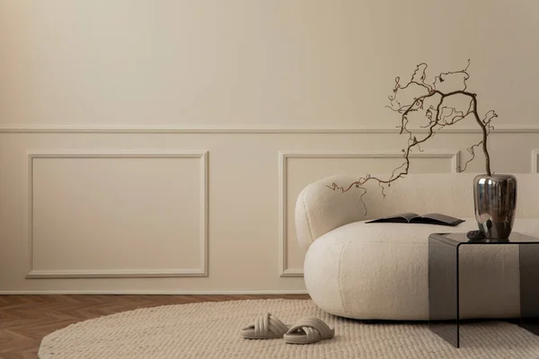 Kreatywna Kompozycja Wnętrza Salonu Przestrzenią Kopiowania Białą Sofą Chromowanym Wazonem — Zdjęcie stockowe