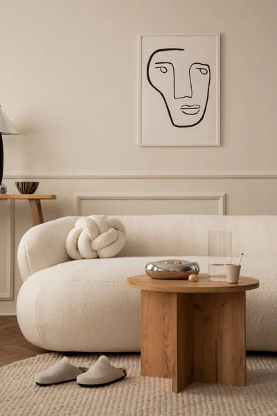 室内设计的客厅内部与模拟海报框架 白色沙发 木制咖啡桌 编织枕头 圆形地毯和银色个人配饰 家居装饰 — 图库照片