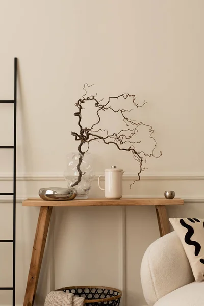 Kreatywna Kompozycja Wnętrza Salonu Drewnianą Ławką Białą Sofą Szklanym Wazonem — Zdjęcie stockowe
