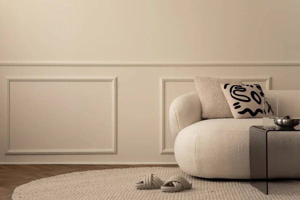 Kreatywna Kompozycja Wnętrz Salonu Przestrzenią Kopiowania Białą Sofą Kapciami Wzorzystą — Zdjęcie stockowe