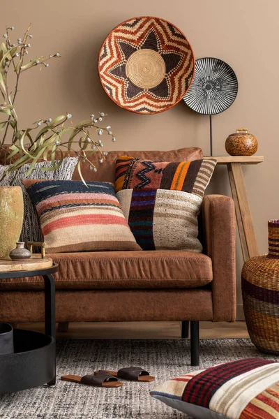 Kahverengi Kanepe Renkli Yastıklar Desenli Sepetler Yuvarlak Kahve Masası Terlikler — Stok fotoğraf