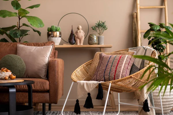 Oturma Odasının Tasarımı Kahverengi Kanepe Örgülü Koltuk Desenli Yastıklar Yuvarlak — Stok fotoğraf