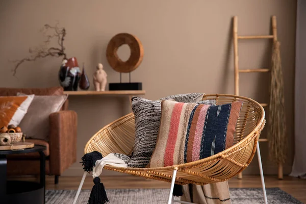Oturma Odasının Tasarımı Kahverengi Kanepe Örgülü Koltuk Desenli Yastıklar Yuvarlak — Stok fotoğraf
