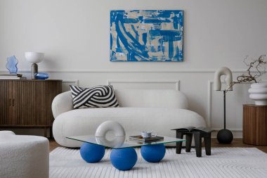 Oturma odasının rahat kompozisyonu poster çerçevesi, cam sehpa, şık beyaz kanepe, yastık, ahşap büfe, heykel ve kişisel aksesuarlar. Ev dekoru. Şablon. 