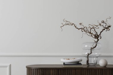 Oturma odasının minimalist kompozisyonu fotokopi alanı, ahşap büfe, dallı cam vazo, kase, balo heykeli ve kişisel aksesuarları. Ev dekoru. Şablon. 