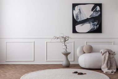 Modern oturma odasının minimalist kompozisyonu poster çerçevesi, fotokopi alanı, bej kanepe, yuvarlak halı, şık kahve masası, dallı vazo ve kişisel aksesuarlarla. Ev dekorasyonu Şablonu