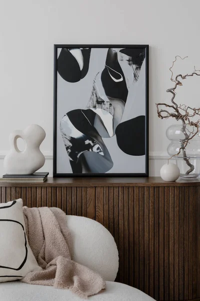 客厅内饰的现代构图 附有模型海报框 木制餐具柜 带有分枝的玻璃瓶 白色沙发 米色格子花和个人配饰 家居装饰 — 图库照片