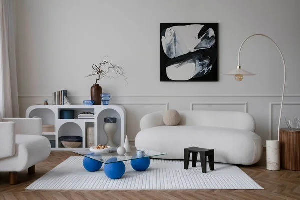 现代客厅室内设计 配有模拟画框 时尚沙发 玻璃咖啡桌 时尚灯 白色扶手椅 现代餐具柜及个人配饰 家居装饰模板 — 图库照片