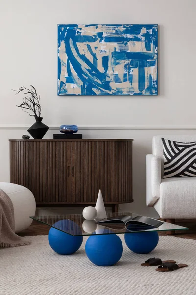 现代客厅内饰的创意构图 具有仿制的海报框架 时尚的玻璃咖啡桌 蓝色枕头 小沙发 扶手椅 圆形地毯和个人配饰 家居装饰 — 图库照片