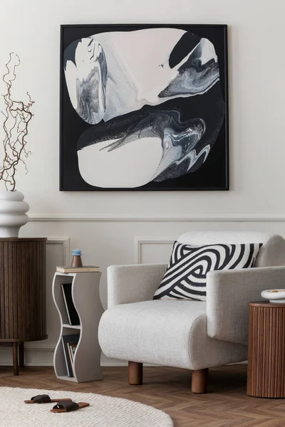 客厅内部精致的构图 带有模拟的海报框架 时髦的扶手椅 有图案的枕头 木制咖啡桌 米色墙壁 配以粉刷和个人配饰 家居装饰 — 图库照片