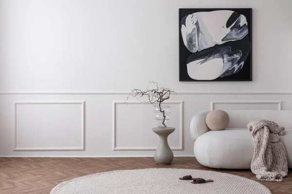 现代客厅室内装饰的简约构图 带有模拟画框 复制空间 米色沙发 圆形地毯 时尚咖啡桌 带有分枝和个人配饰的花瓶 家居装饰模板 — 图库照片