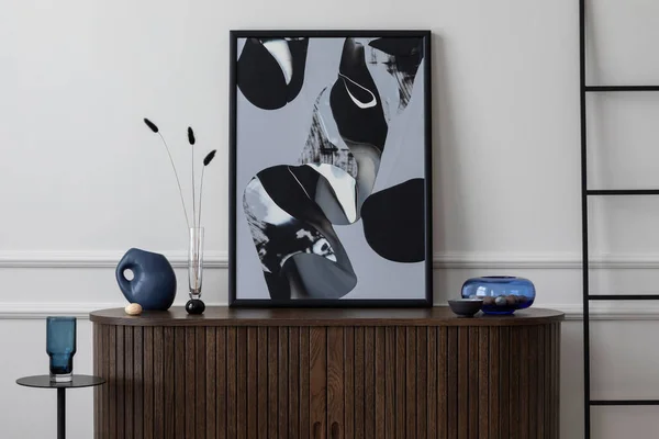 室内设计的客厅内部与模拟海报框架 时尚的木制餐具柜 玻璃花瓶与干花 蓝色碗 黑色梯子和个人配饰 家居装饰 — 图库照片