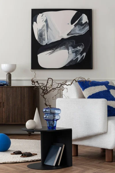 Kompozycja Estetyczna Wnętrza Pokoju Dziennego Makietą Ramki Plakatu Biały Fotel — Zdjęcie stockowe