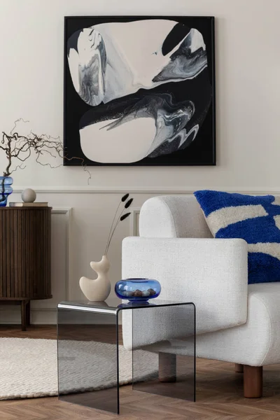 现代客厅内饰的创意构图 具有模拟的海报框架 时尚的玻璃咖啡桌 蓝色枕头 小扶手椅 圆形地毯和个人配饰 家居装饰 — 图库照片