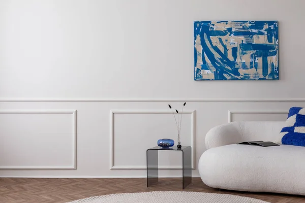 客厅内的现代构图 带有复制空间 仿制海报框架 时髦沙发 玻璃咖啡桌 蓝枕头 圆形地毯和个人配饰 家居装饰模板 — 图库照片