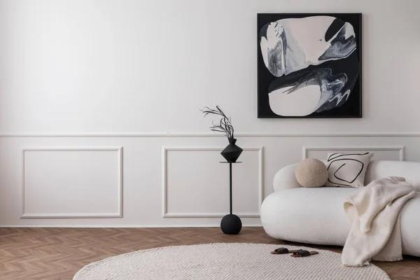 客厅室内装潢简约 有复制空间 仿制海报框架 时髦沙发 黑色咖啡桌 米色枕头 圆形地毯和个人配饰 家居装饰 — 图库照片