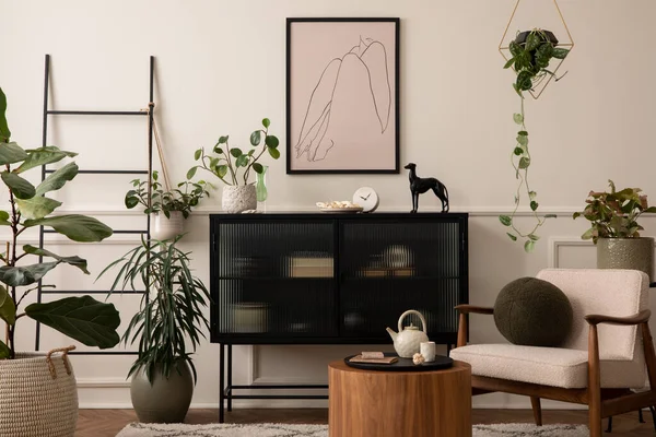 室内设计的客厅内部与模拟海报框架 玻璃餐具柜 时尚雕塑 圆形咖啡桌 植物在花盆和个人附件 家居装饰 — 图库照片