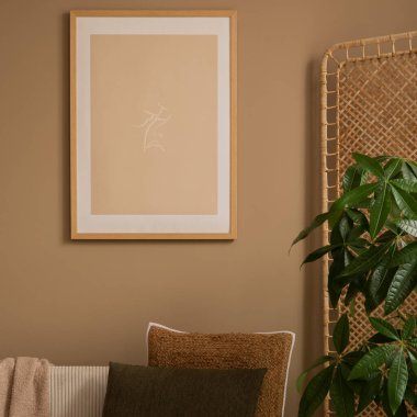 Oturma odasının yaratıcı kompozisyonu poster çerçevesi, bej modüler kanepe, kahverengi yastıklar, kitap, ekose, bölme duvarı, sepet ve kişisel aksesuarlarla süslenmiş bitki. Ev dekoru. Şablon. 