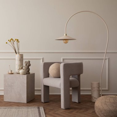 Fotokopi odası, modern koltuk, yuvarlak yastık, lamba, mermer sehpa, gri halı, kurumuş çiçekler ve kişisel aksesuarlarla dolu vazo. Ev dekoru. Şablon