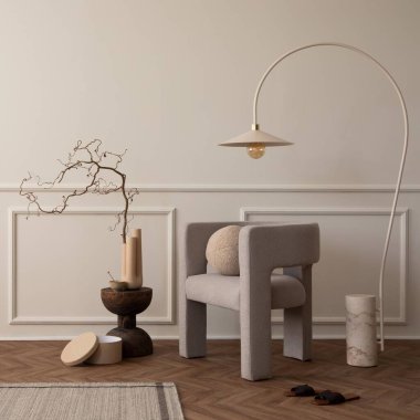 Fotokopi alanı, modern koltuk, yuvarlak yastık, lamba, ahşap sehpa, puf, gri halı, dallı vazo ve kişisel aksesuarlarla oturma odasının yaratıcı bileşimi. Ev dekoru. Şablon.